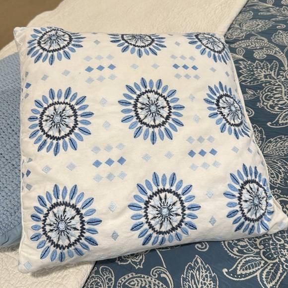 2 PILLOWS - Picture 3 of 6